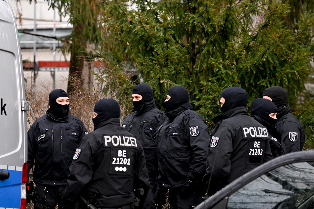 Van contra 23 personas por intento de golpe de Estado en Alemania