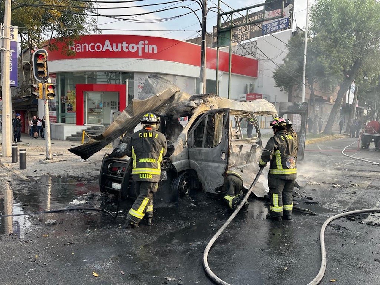Ambulancia explota y se incendia en avenida Revolución, CDMX
