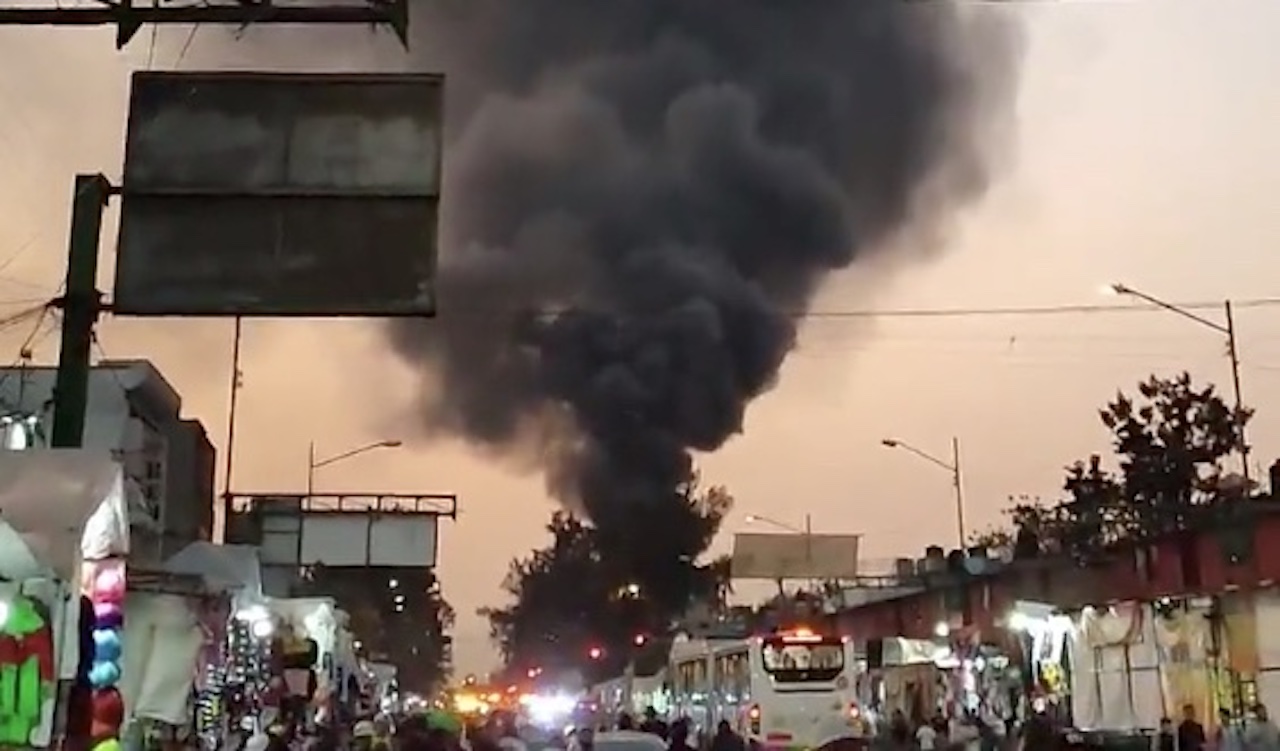 Incendio de bodega moviliza cuerpos de emergencia a Tepito, CDMX
