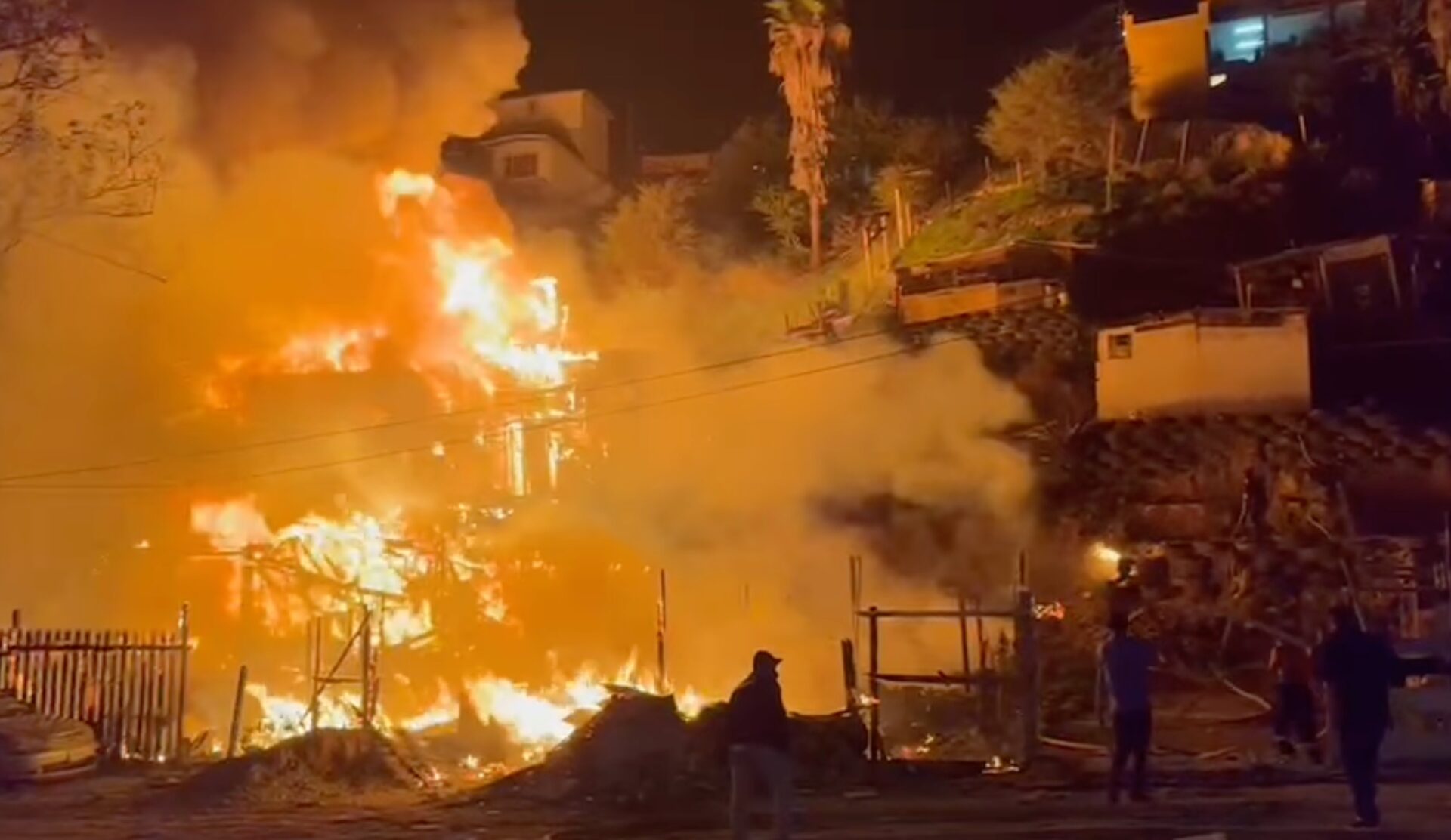 Fuerte incendio afecta a 15 casas en Tijuana en víspera de Navidad