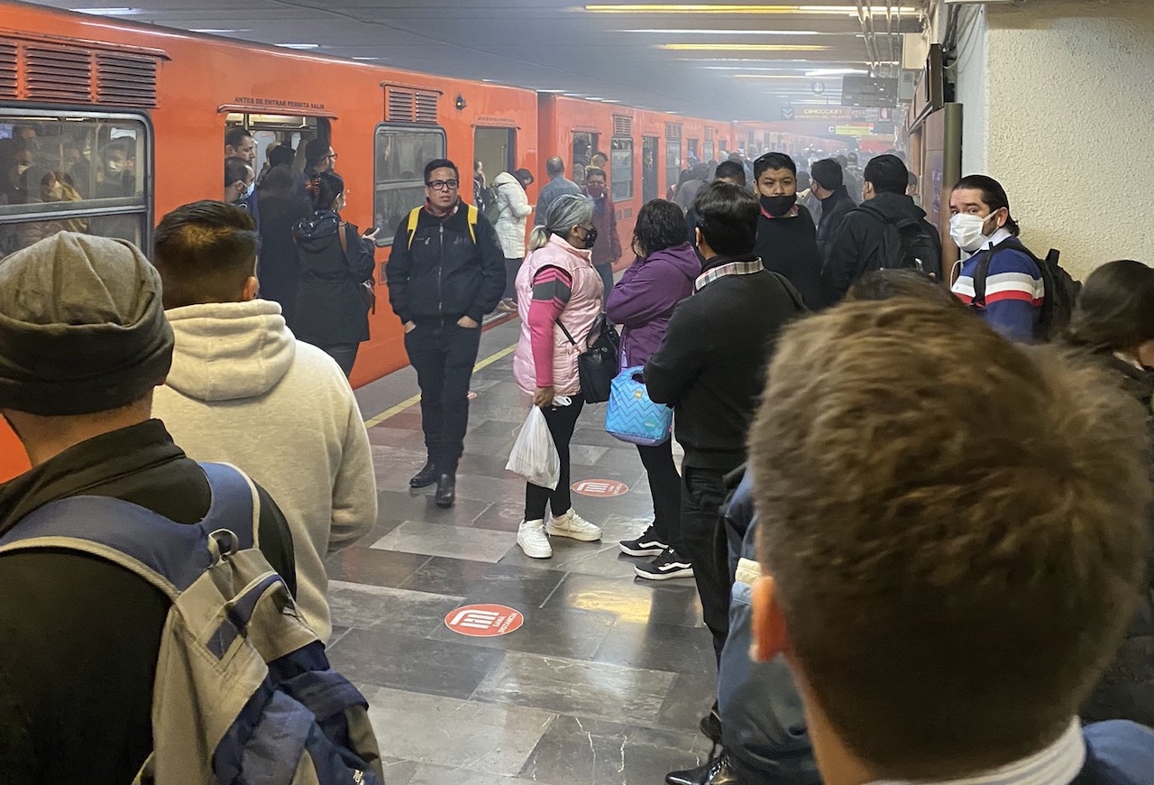 Línea 9 del Metro: Paran servicio para rescatar a persona arrollada