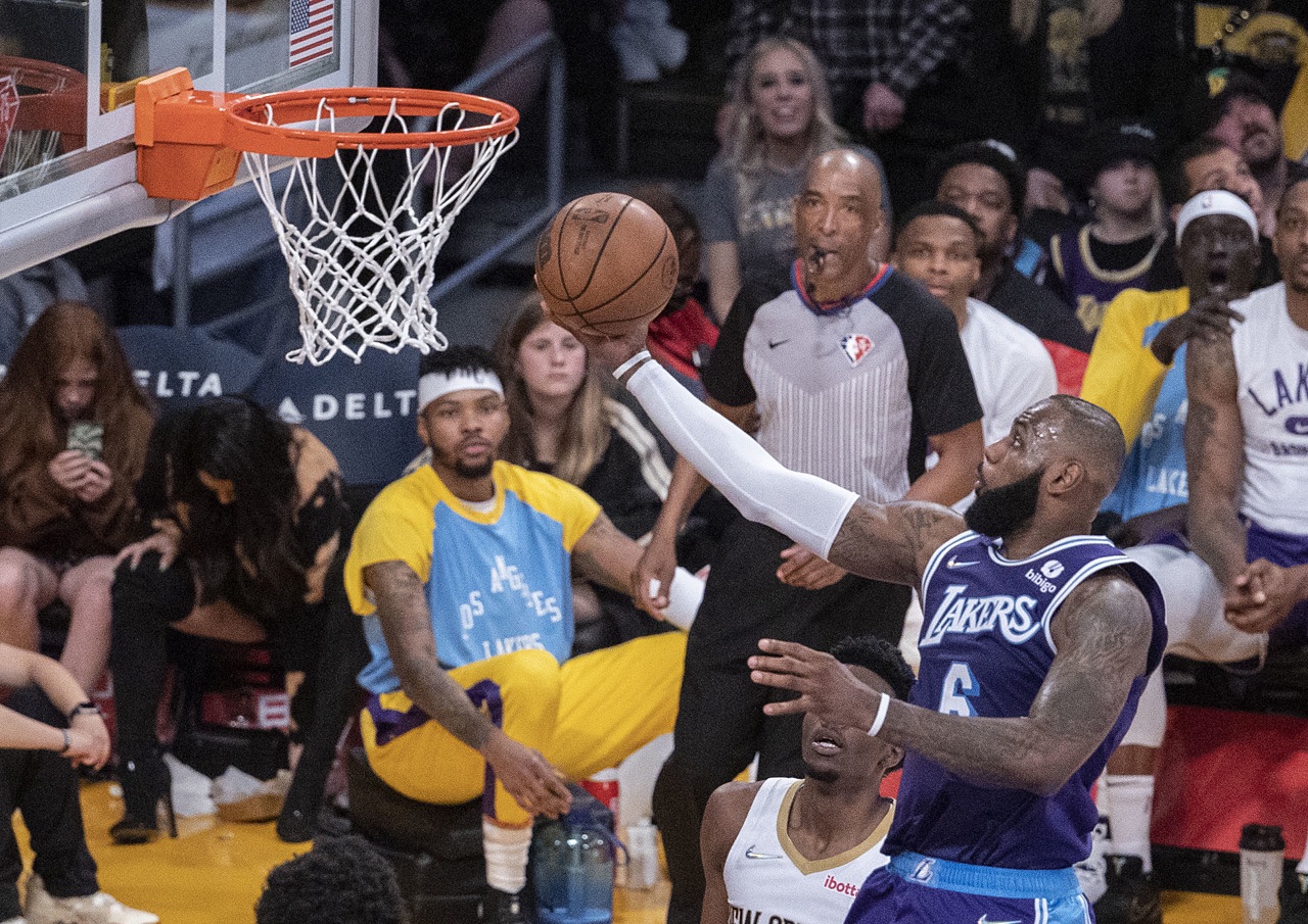 Los Lakers hunden a Blazers, con LeBron James como verdugo