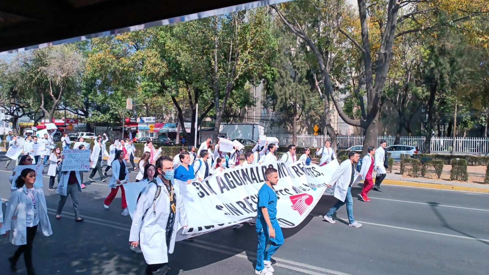 Médicos residentes marchan a la Torre de Pemex para exigir el pago de su aguinaldo