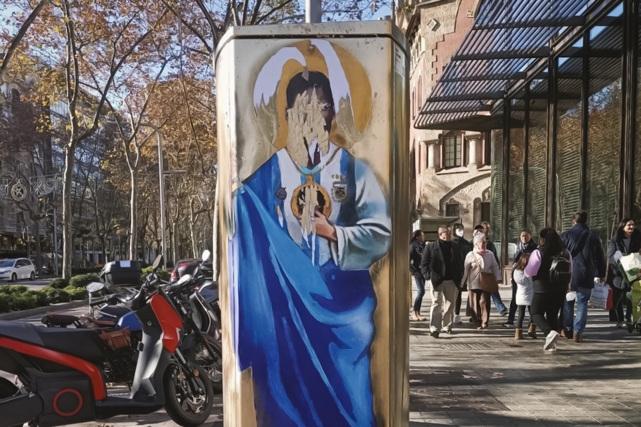 Vandalizan mural de Messi con la Copa del Mundo en las calles de Barcelona