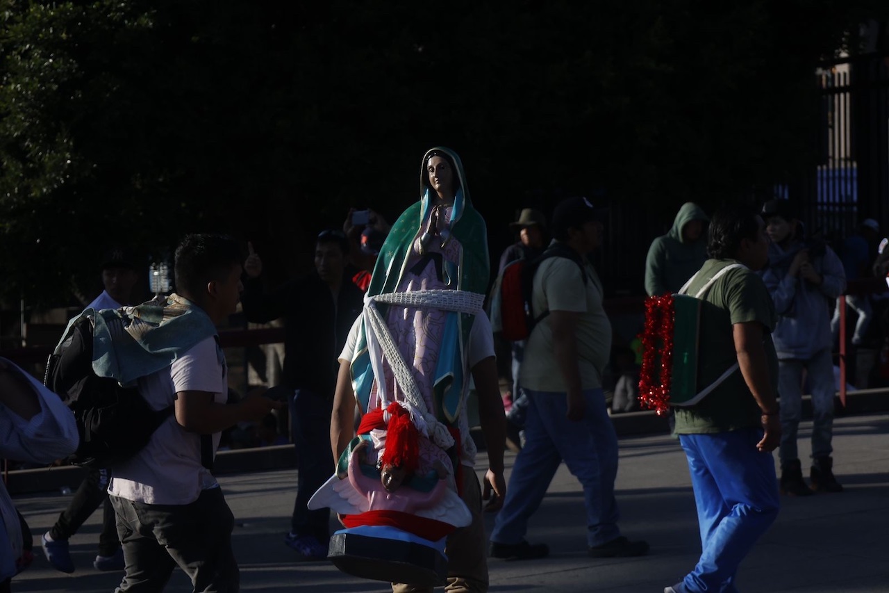 ‘Nos va a cuidar’: miles de peregrinos celebran a la Virgen de Guadalupe en la Basílica