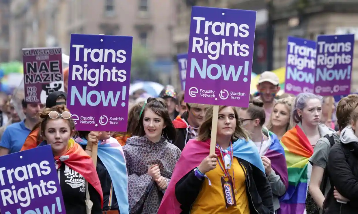 Las mujeres trans pueden ocupar puestos en consejos públicos reservados para mujeres, dictamina un juez escocés