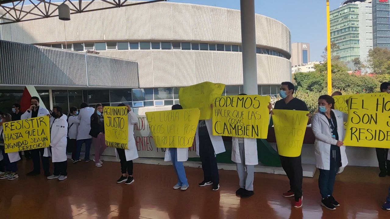 Médicos residentes de Pemex exigen su pago de aguinaldo
