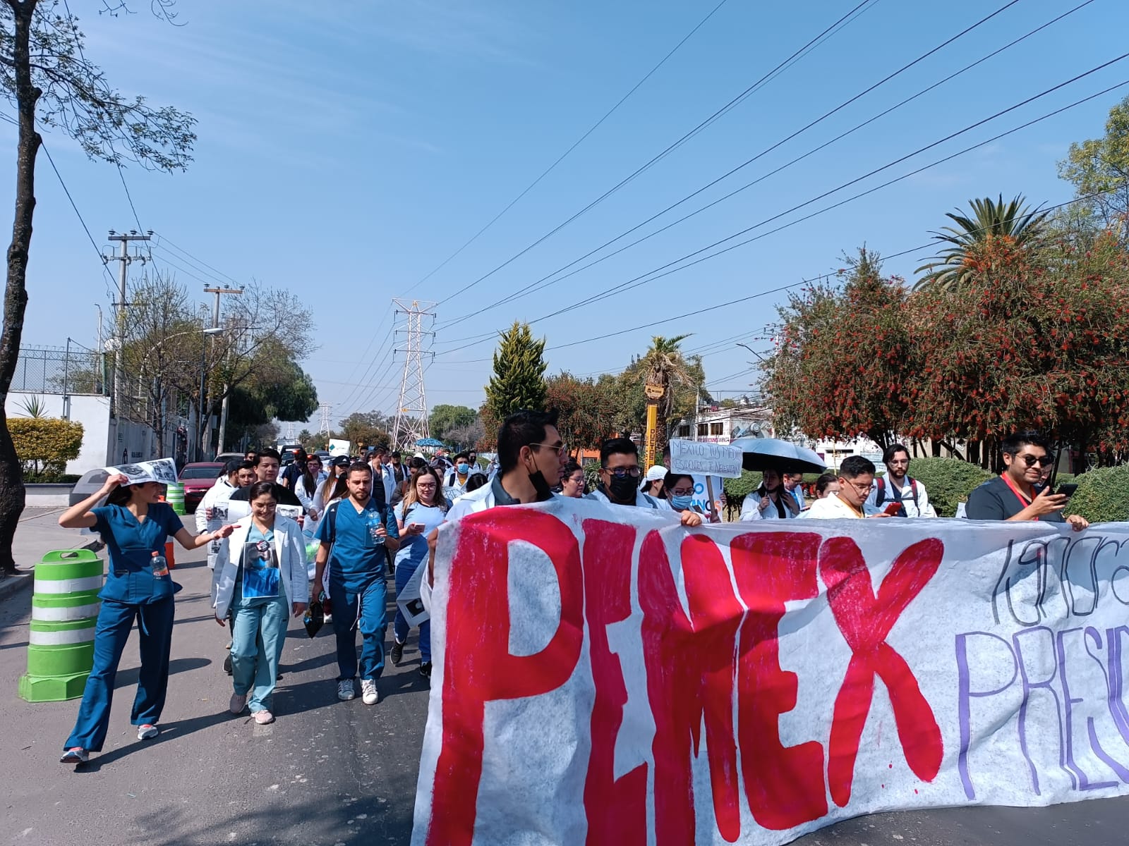 Pemex planta a médicos residentes; marchan nuevamente para exigir su aguinaldo