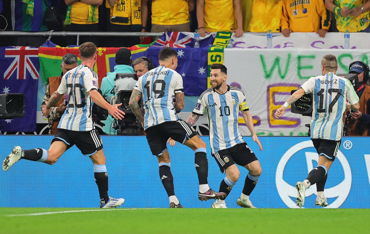Una genialidad de Messi resuelve el mal funcionamiento de Argentina y la clasifica a los cuartos de final
