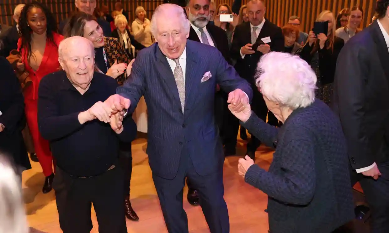 El rey Carlos baila con la hermanastra de Ana Frank en la celebración de Janucá