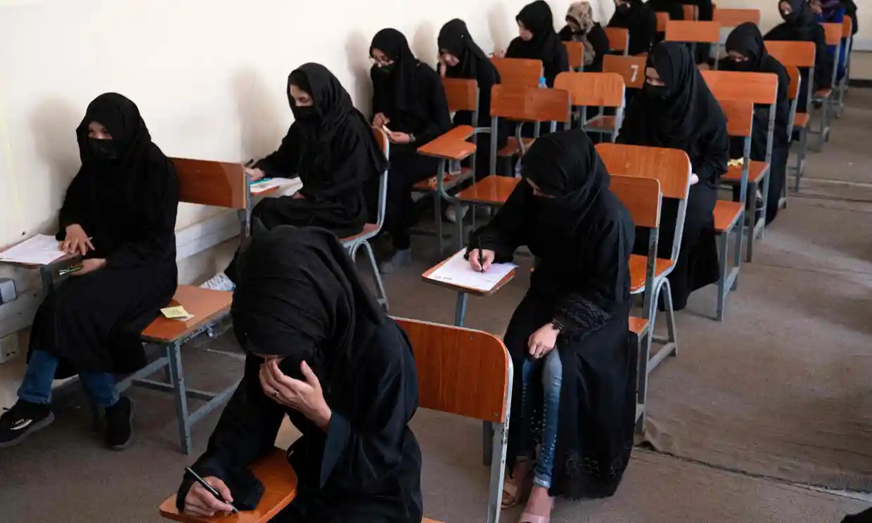 Los talibanes prohíben a las mujeres afganas la educación universitaria