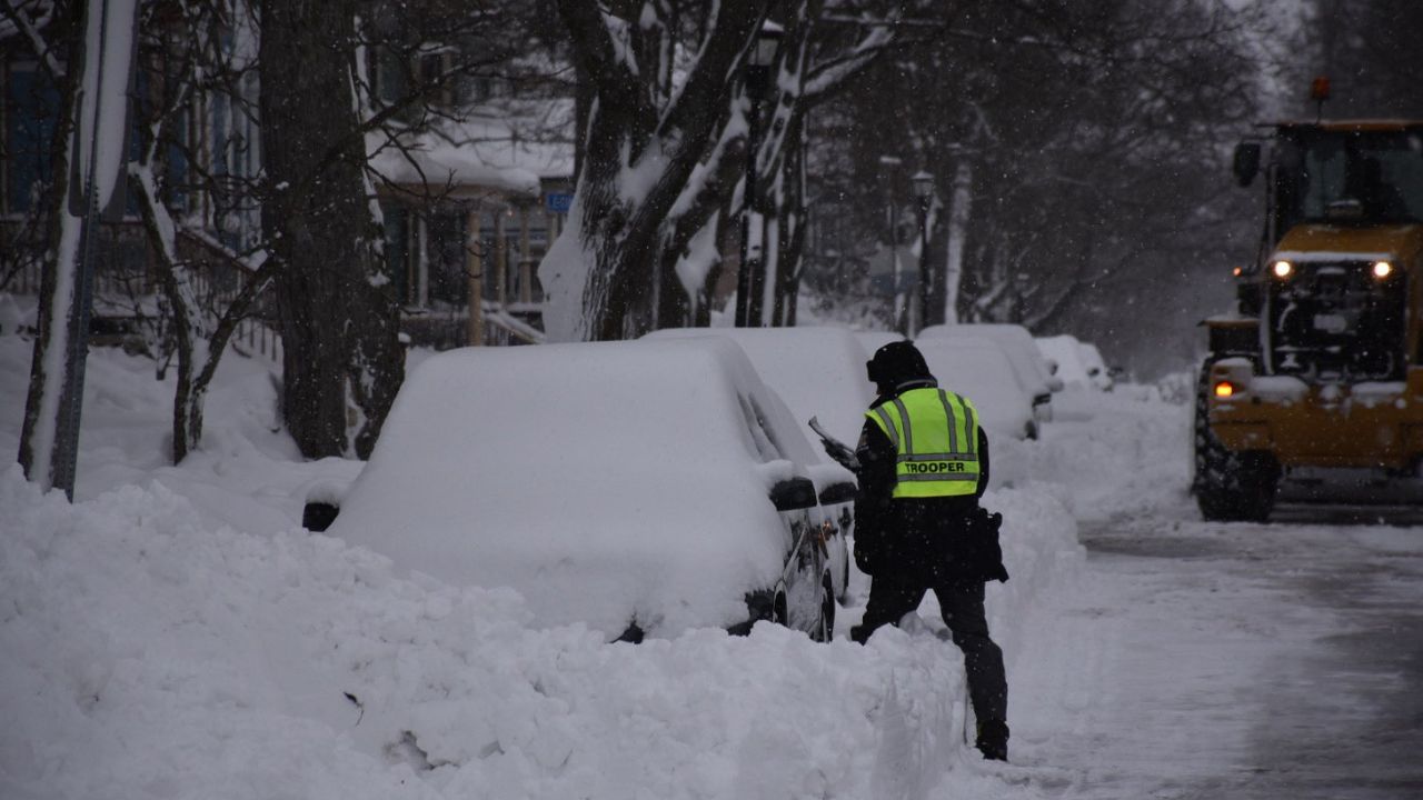 Continúan labores de rescate en el oeste de Nueva York tras la tormenta invernal