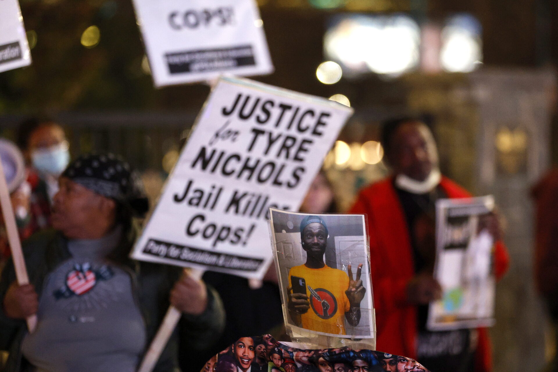 Decenas protestan en EU por muerte de afroamericano a manos de la policía