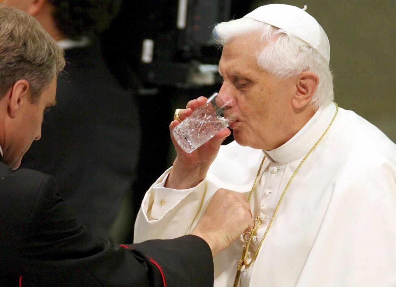 Benedicto XVI habría renunciado por insomnio, revela una carta