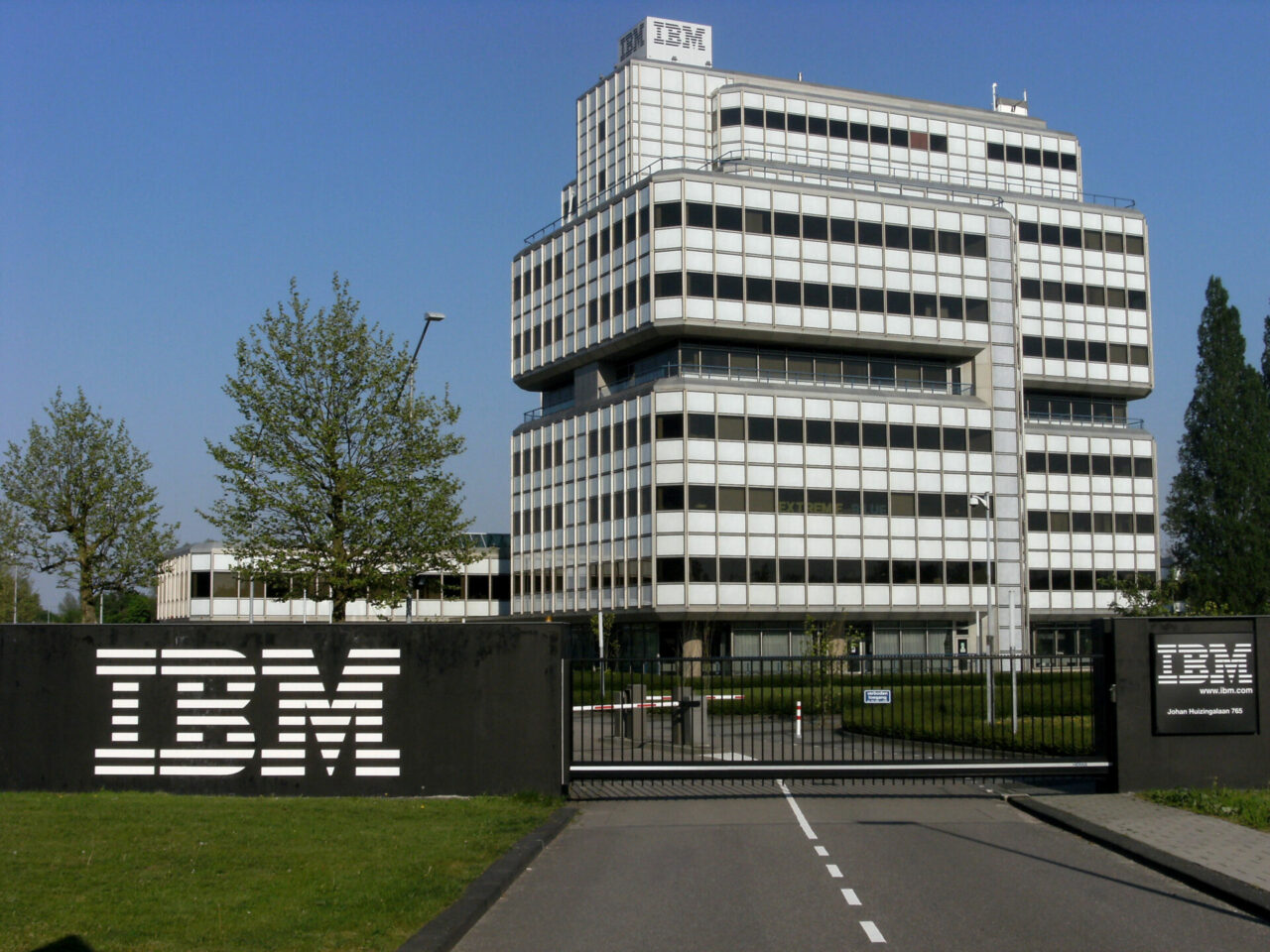 IBM despedirá a casi cuatro mil personas