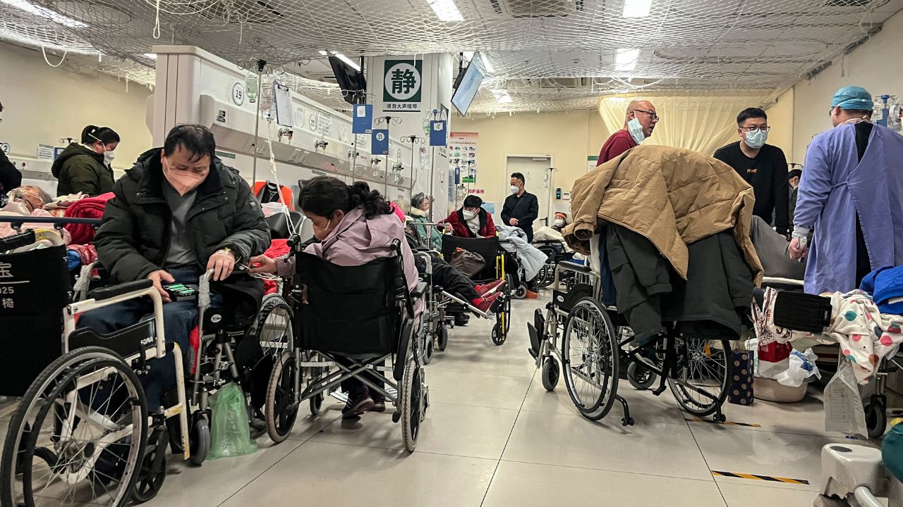 Hospitales en Shanghái se encuentran desbordados por enfermos de Covid