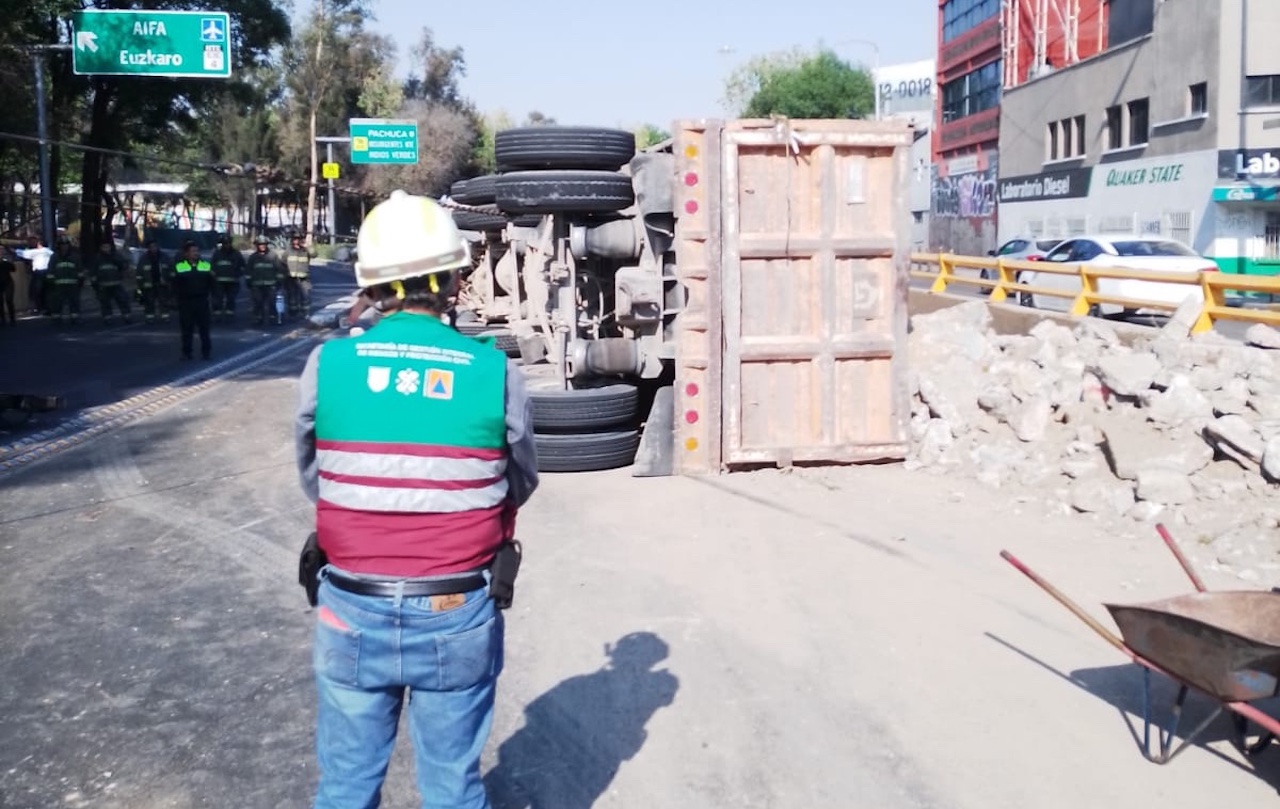 Accidente en Circuito Interior: Camión con cascajo vuelca en La Raza