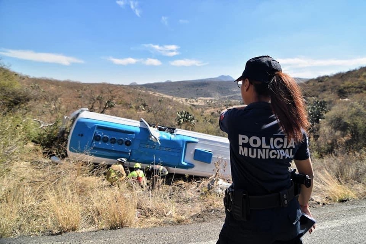 Un muerto y 19 heridos deja volcadura en la Dolores Hidalgo-Guanajuato