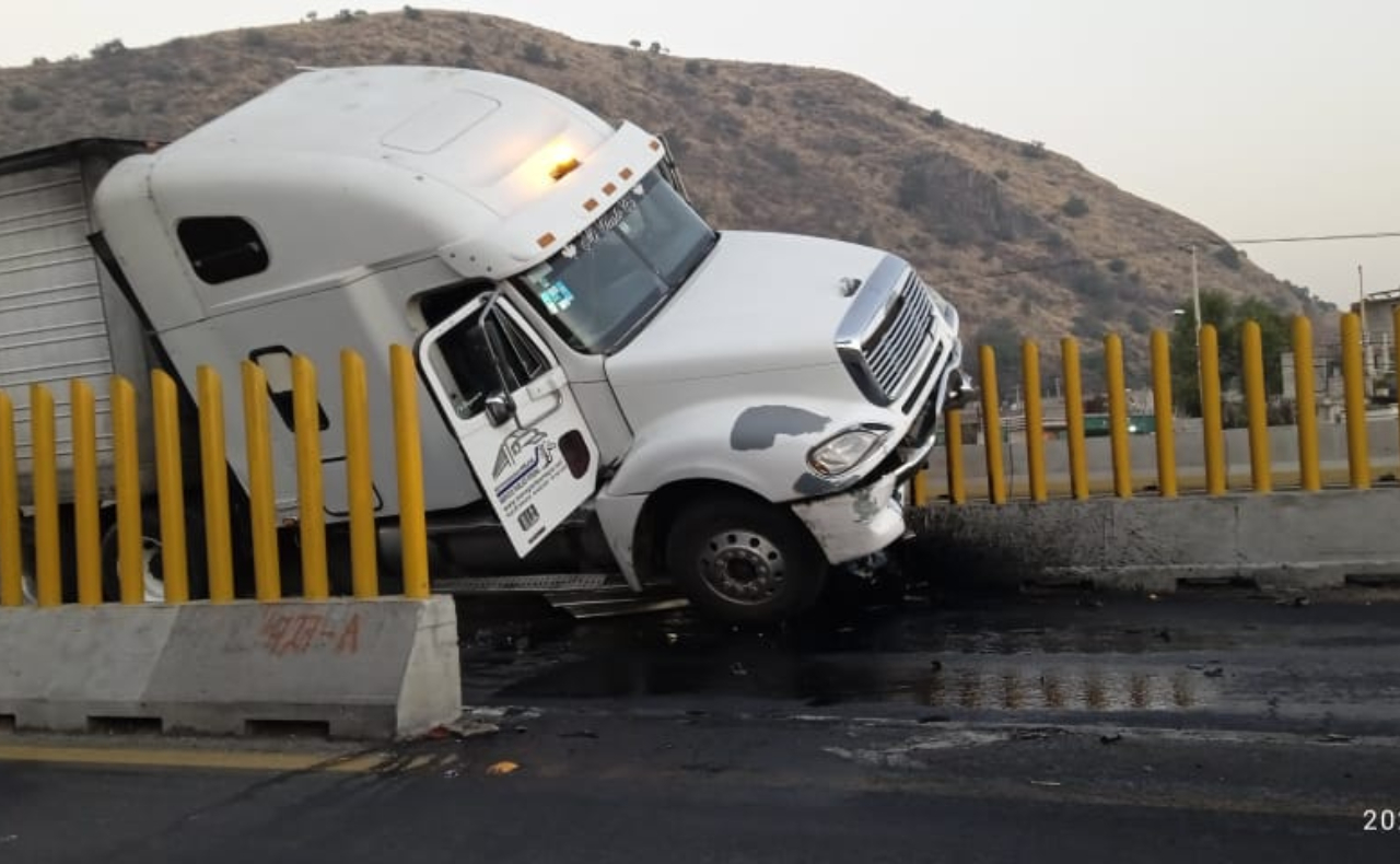 Un tráiler choca contra muro y provoca cierre parcial de la autopista México-Puebla
