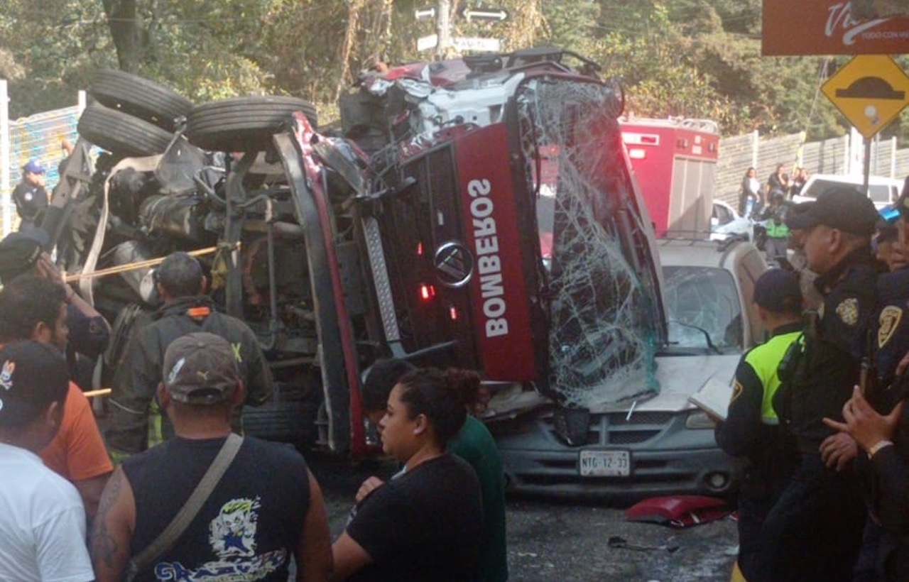 Camión de bomberos choca contra autos y vuelca en la Magdalena Contreras