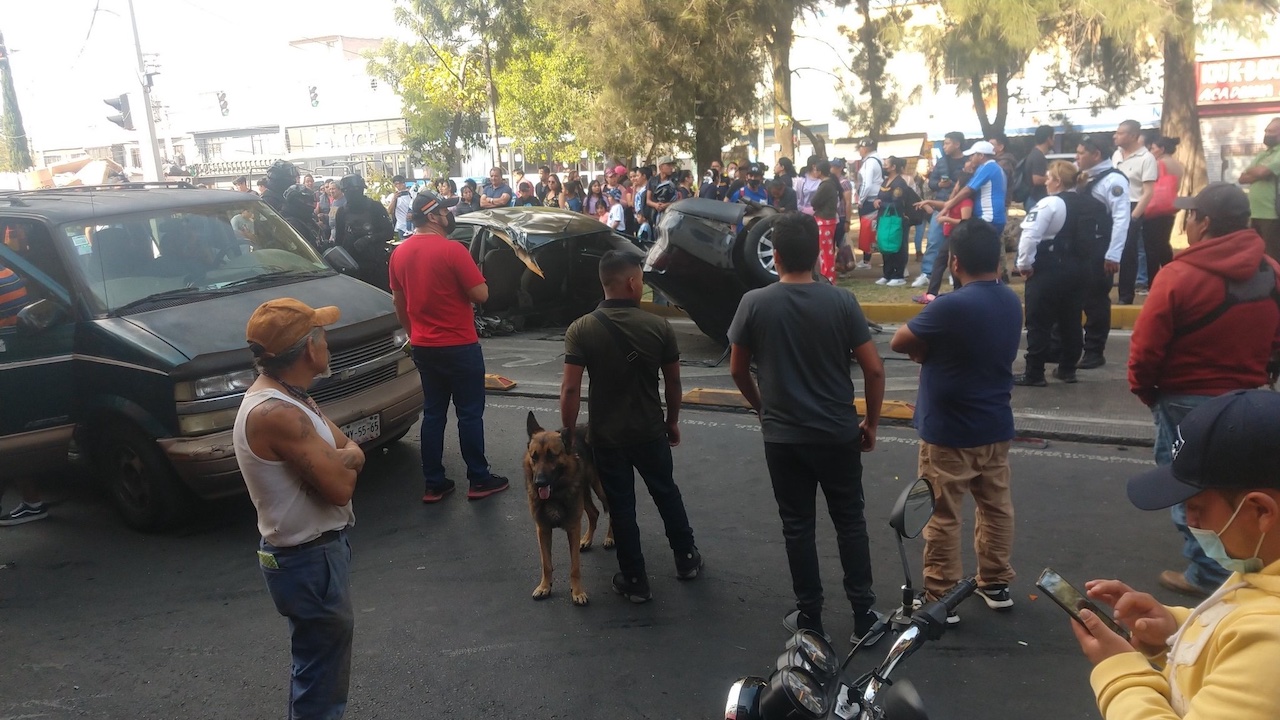 Accidente en Nezahualcóyotl: Auto se parte en avenida Chimalhuacán