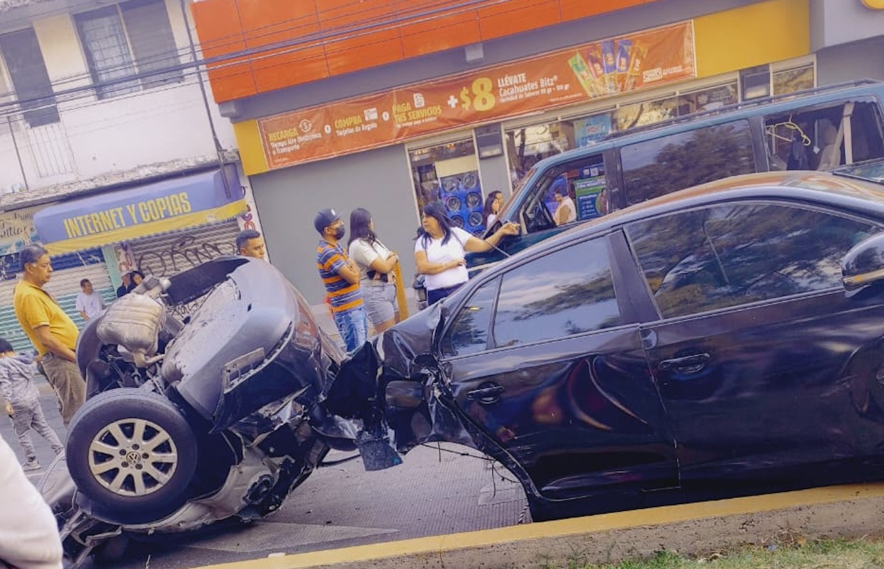 Accidente En Nezahualcóyotl: Auto Se Parte En Av. Chimalhuacán