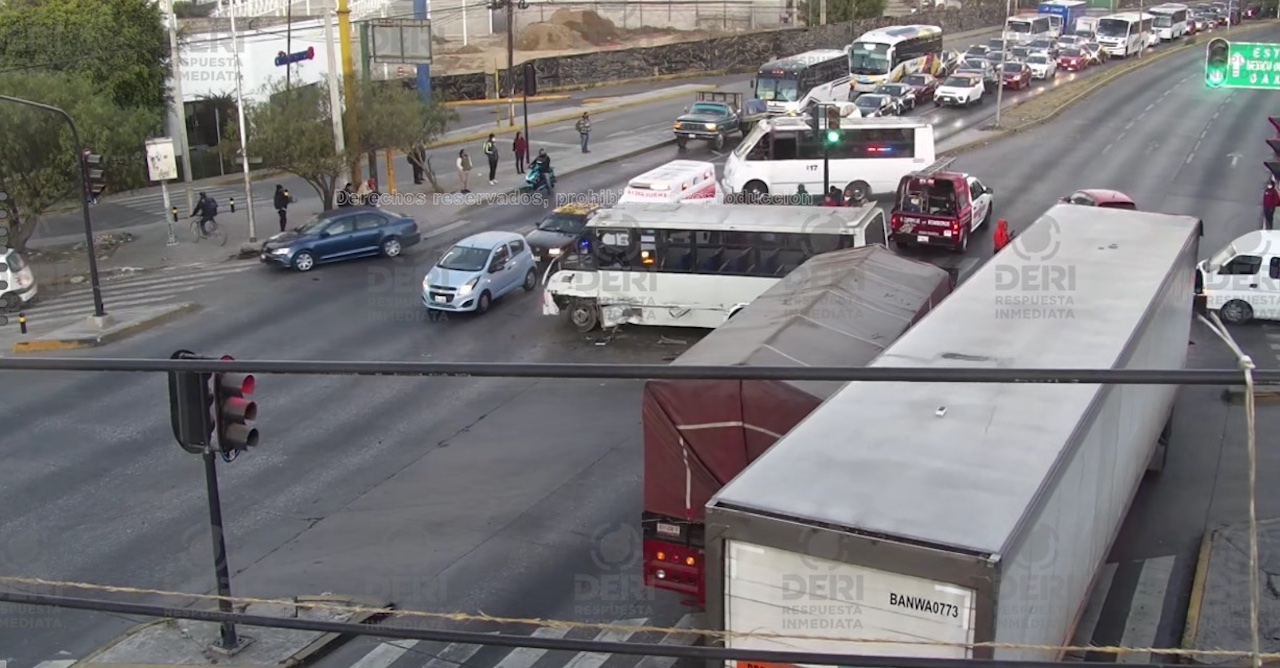 Choque entre camión y microbús deja cinco lesionados en Puebla