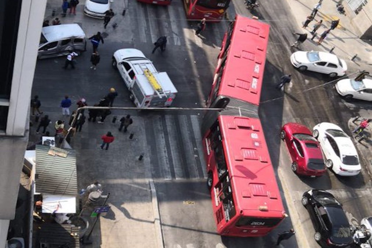 Metrobús y auto particular chocan y dejan 2 heridos en la Cuauhtémoc, CDMX