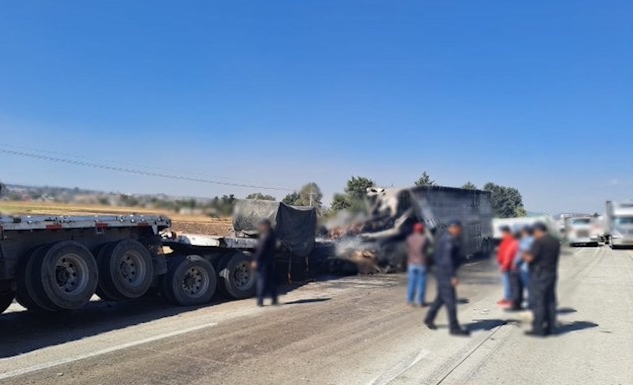 Camión se incendia tras choque en la autopista México-Querétaro, en Edomex