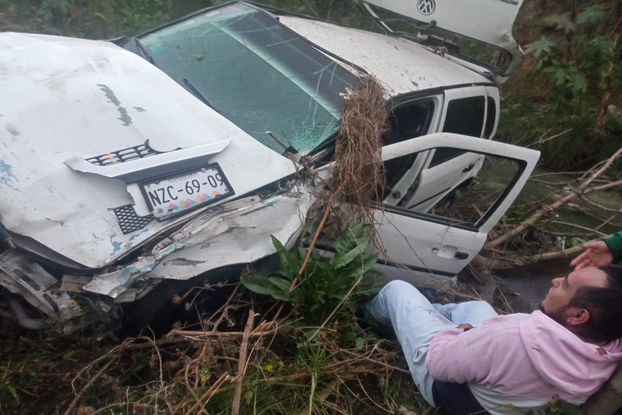 Accidente En Naucalpan Hoy: Microbús Y Auto Caen En Barranca