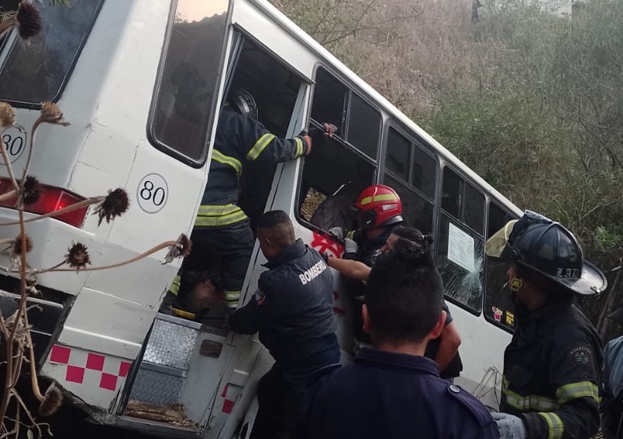Microbús y auto caen a barranca en Naucalpan, Edomex; hay tres muertos