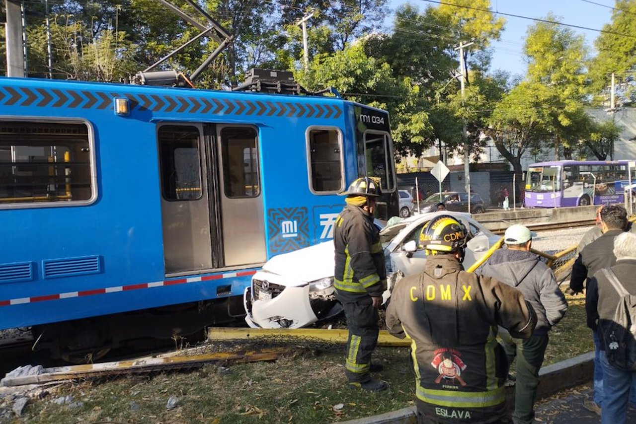 El Tren Ligero reanuda servicio tras accidente con auto en la alcaldía Tlalpan