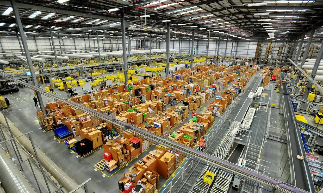 Amazon cerrará tres almacenes en el Reino Unido, poniendo en peligro mil 300 empleos