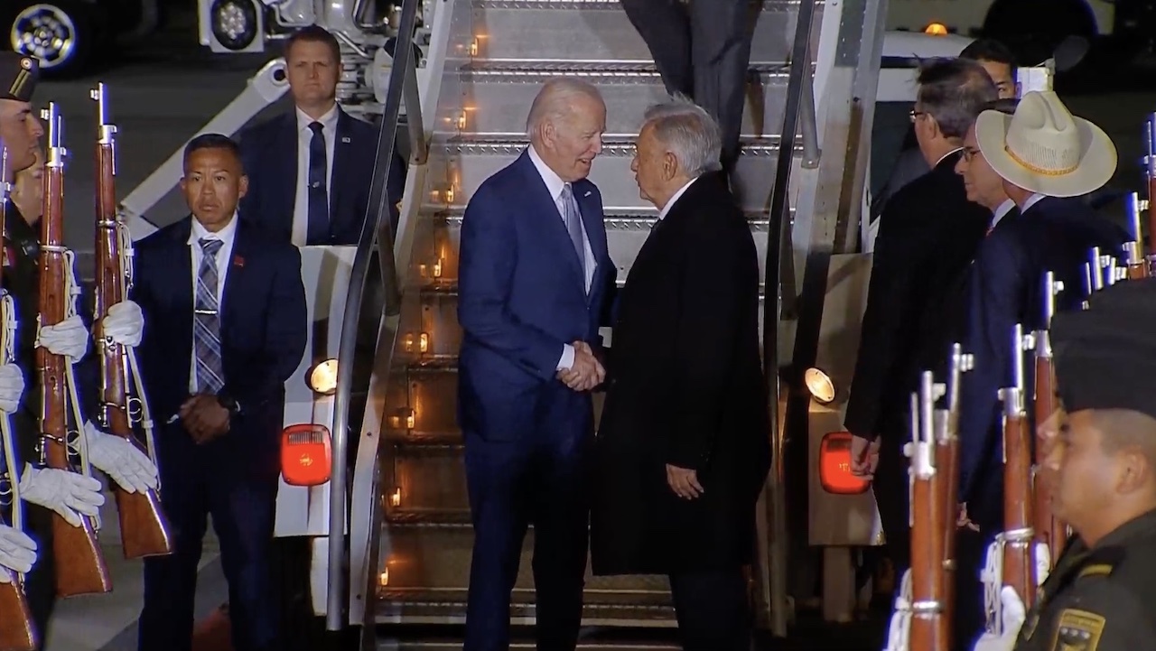 Joe Biden llega a México; es recibido por AMLO en el AIFA