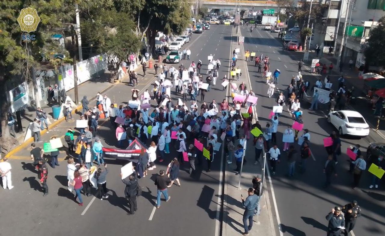 Médicos marchan en Avenida Universidad y exigen mejores condiciones laborales