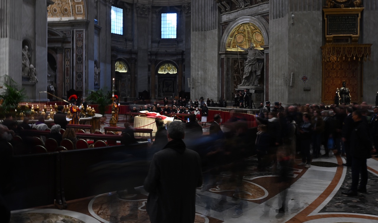 Benedicto XVI es despedido por miles en la basílica de San Pedro