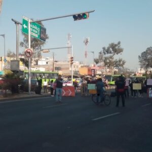 Familiares de mujer desaparecida bloquean la Calzada Zaragoza