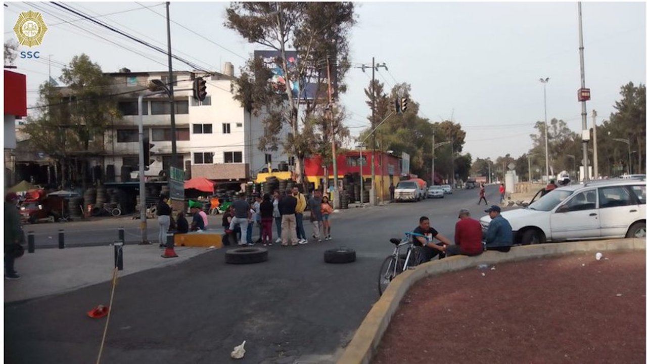 Habitantes bloquean el Eje 5 Sur y Canal Río Churubusco en protesta por abuso policial