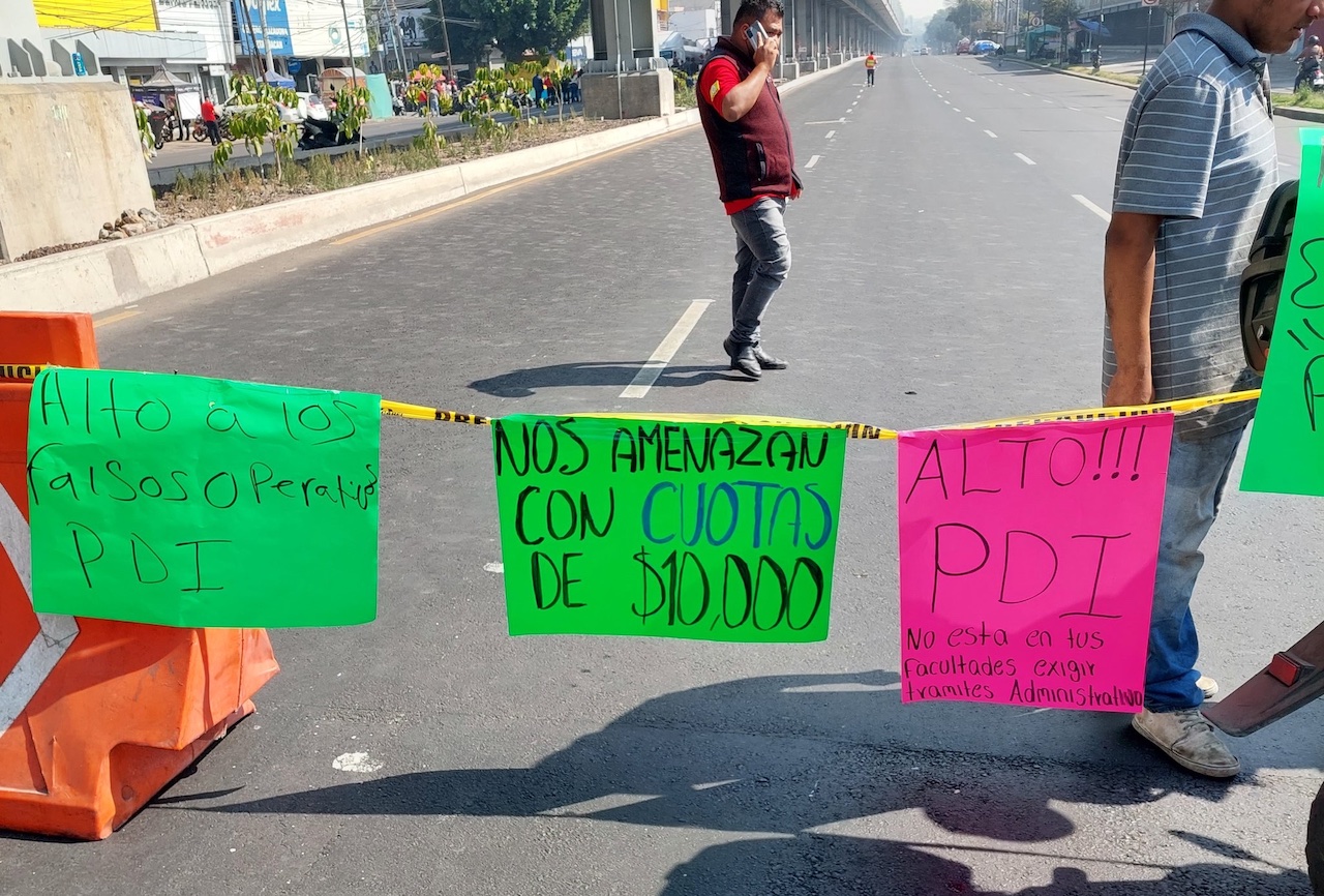 Comerciantes bloquean la calzada Ermita-Iztapalapa, en Santa Cruz Meyehualco