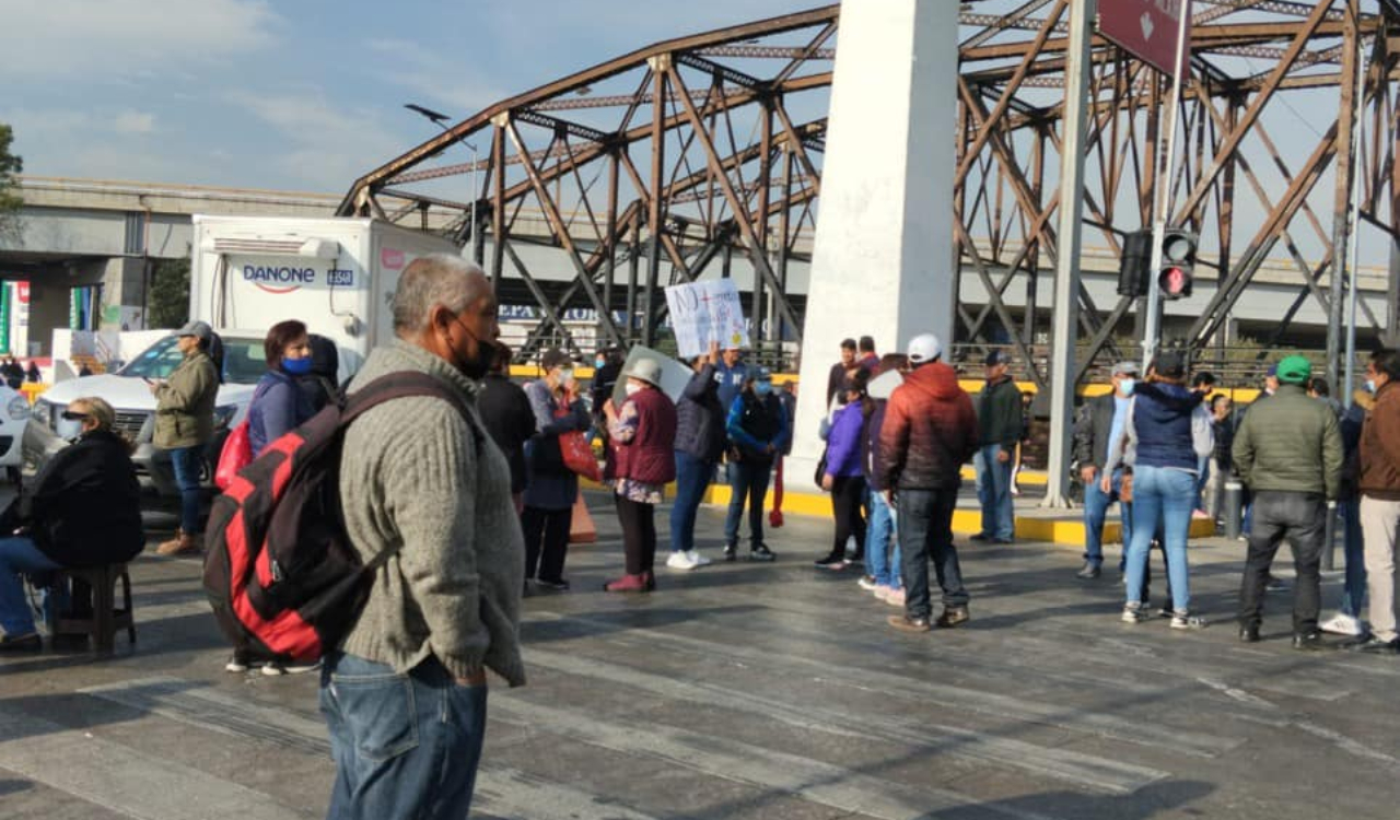 Vecinos de Ecatepec exigen agua con un bloqueo en la Vía Morelos