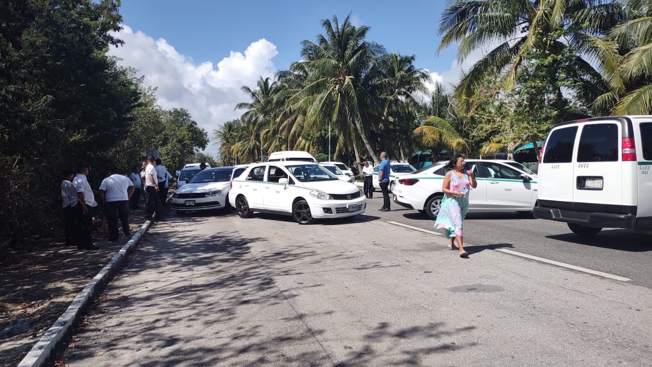 Taxistas bloquean Cancún; EU emite alerta por conflicto con Uber