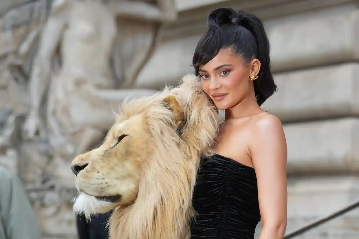 ‘Ningún animal fue lastimado’: la cabeza de león ultrarrealista de Kylie Jenner desata el revuelo