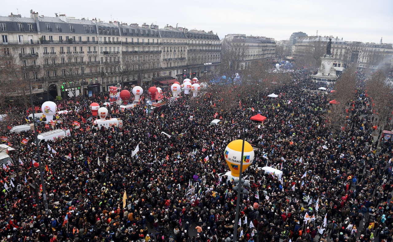 Francia es sacudida con la marcha contra la reforma de pensiones de Macron