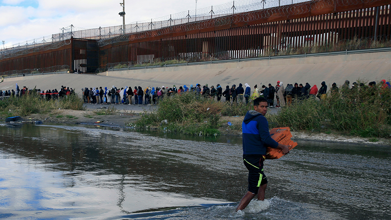 EU acelerará la deportación inmediata; México admitirá 30 mil migrantes al mes