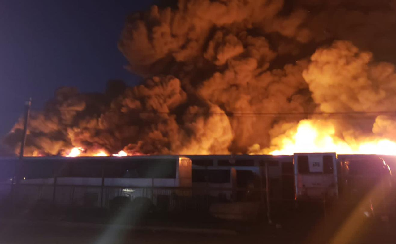 Videos exhiben fuerte incendio en zona industrial de Tijuana