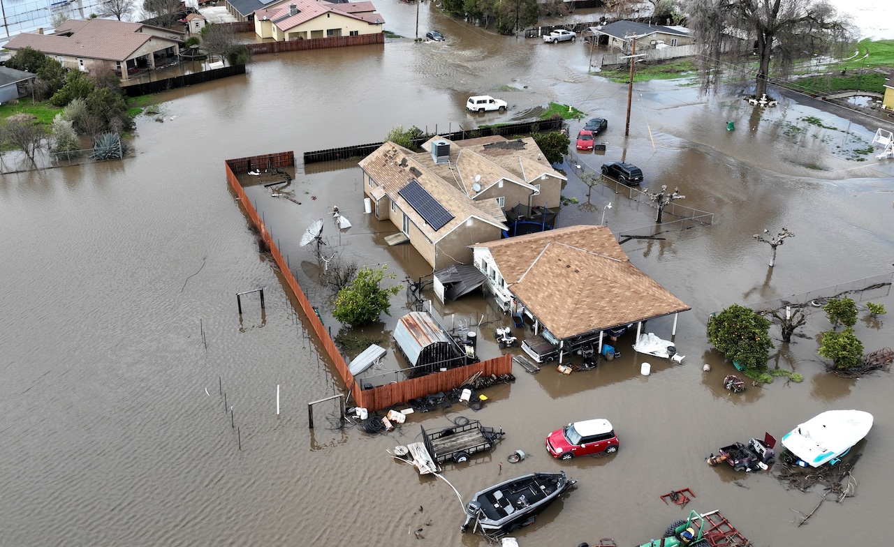 Inundaciones y deslaves en California suman 14 muertos