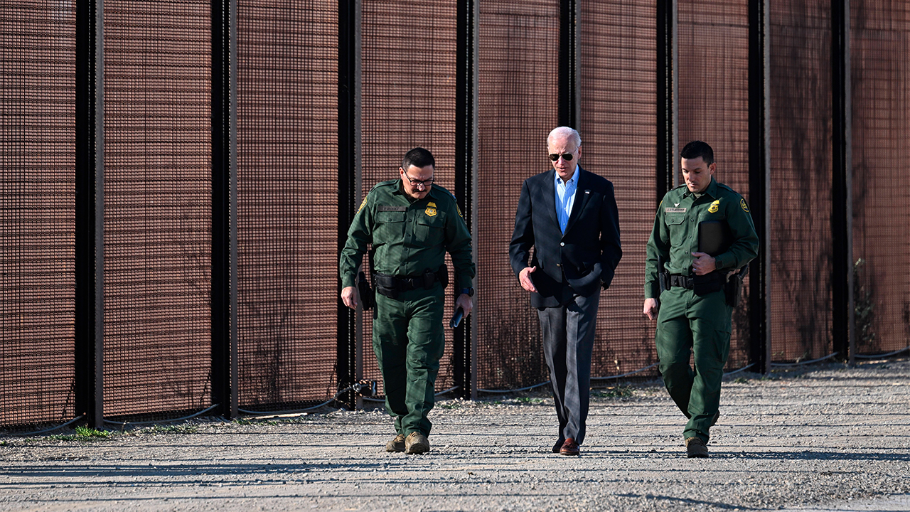 Biden visita por primera vez la frontera con México en medio de críticas