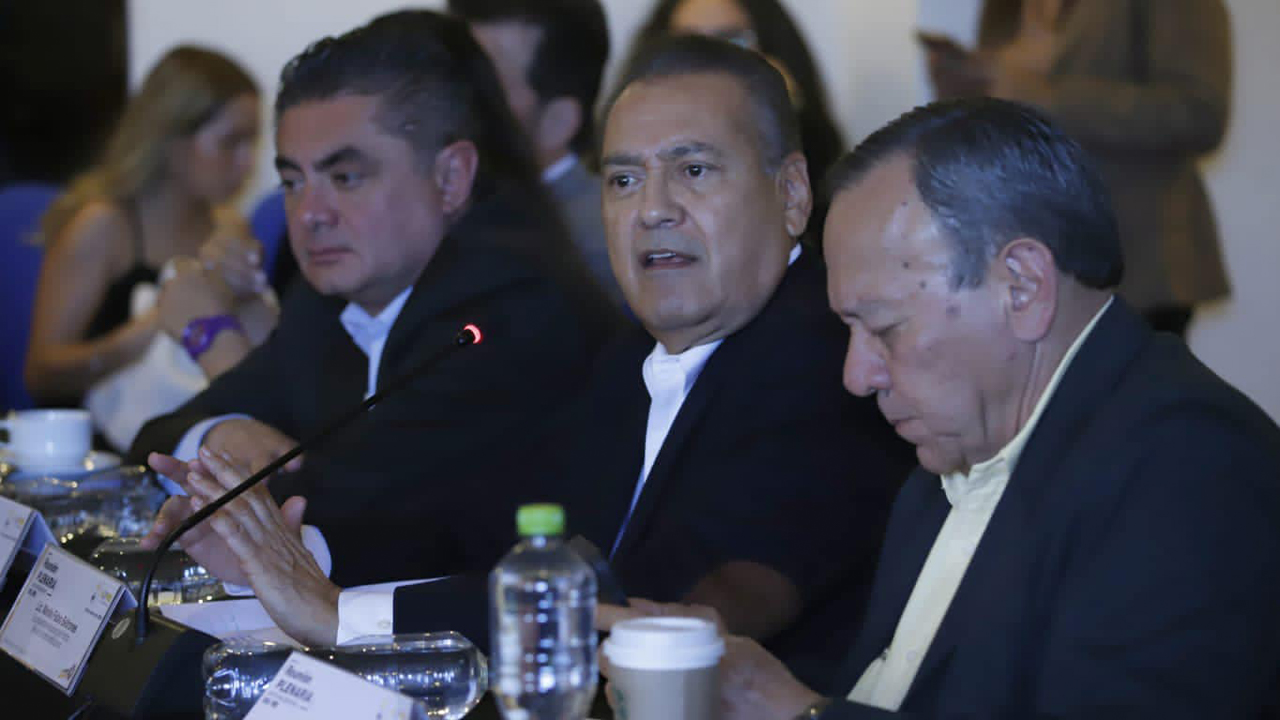 Beltrones aparece en plenaria del PRD: Calderón ofreció al PRI un gobierno de coalición