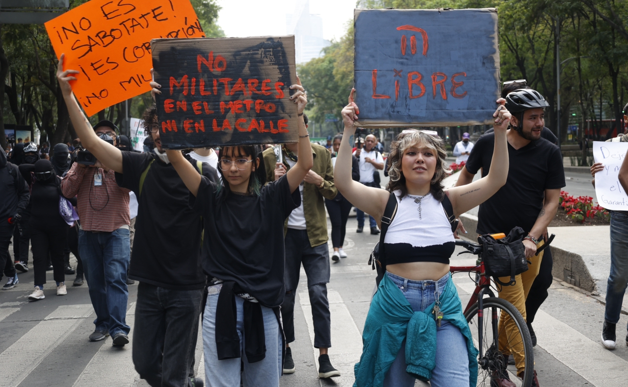 ‘El Metro no es cuartel’: Activistas marchan contra presencia de la GN en el transporte