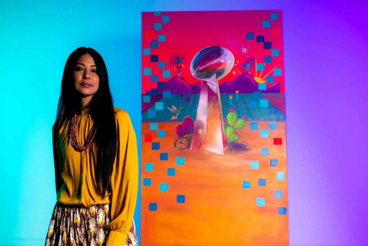 La artista chicana que trabajó con la NFL para crear el arte del Super Bowl LVII